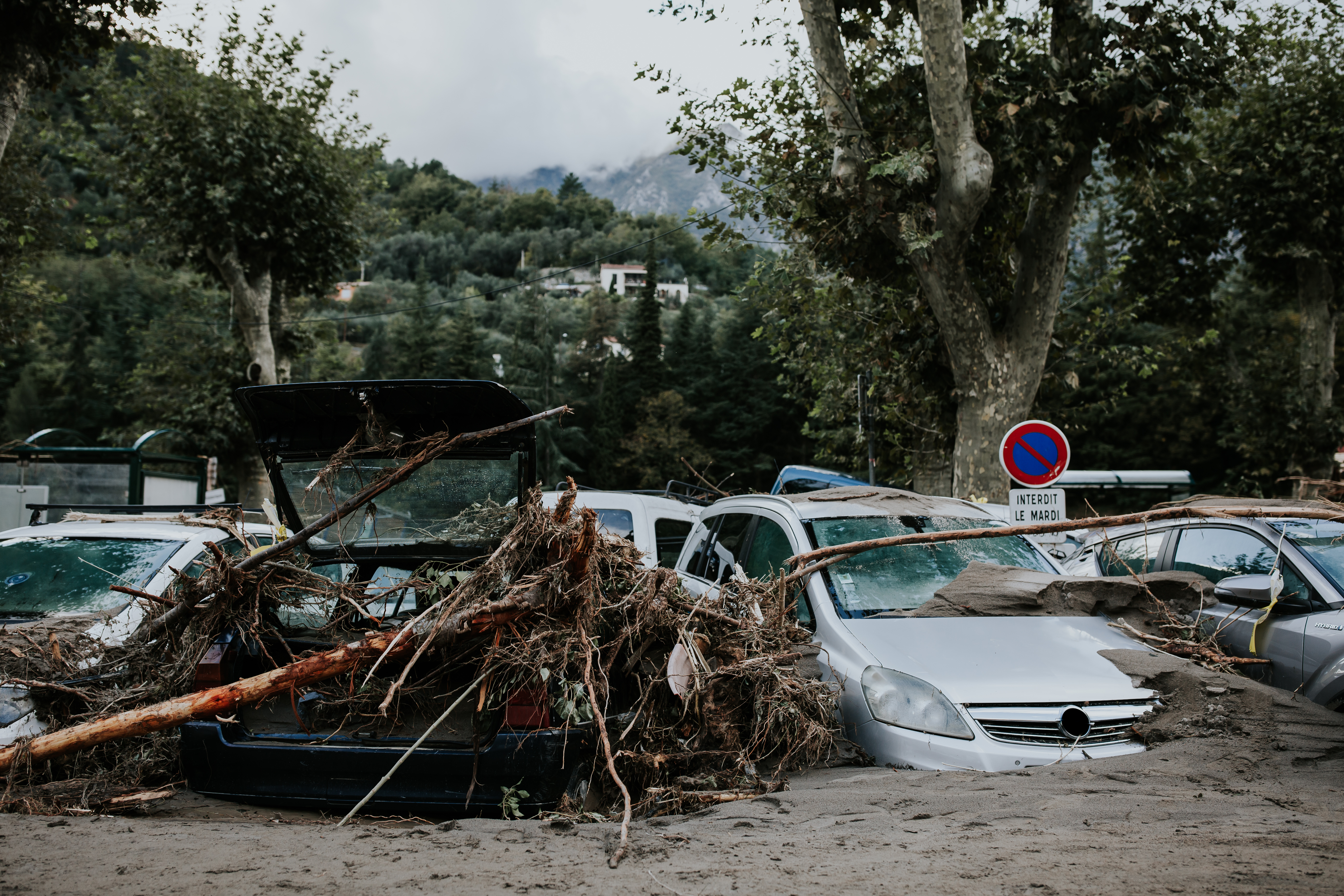 village dévasté après la tempête