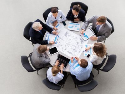 èquipe commerciale avec plan de réunion et discussion de problème au bureau