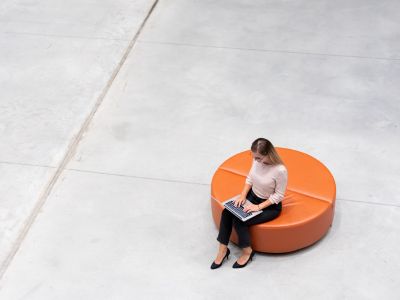 Femme d'affaires professionnelle qui travaille sur son ordinateur portable