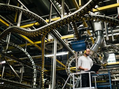 Uomo che lavora in una fabbrica