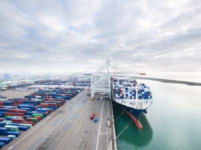 Nave cargo attraccata al porto