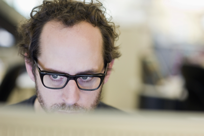 Bild Mann vor Computer