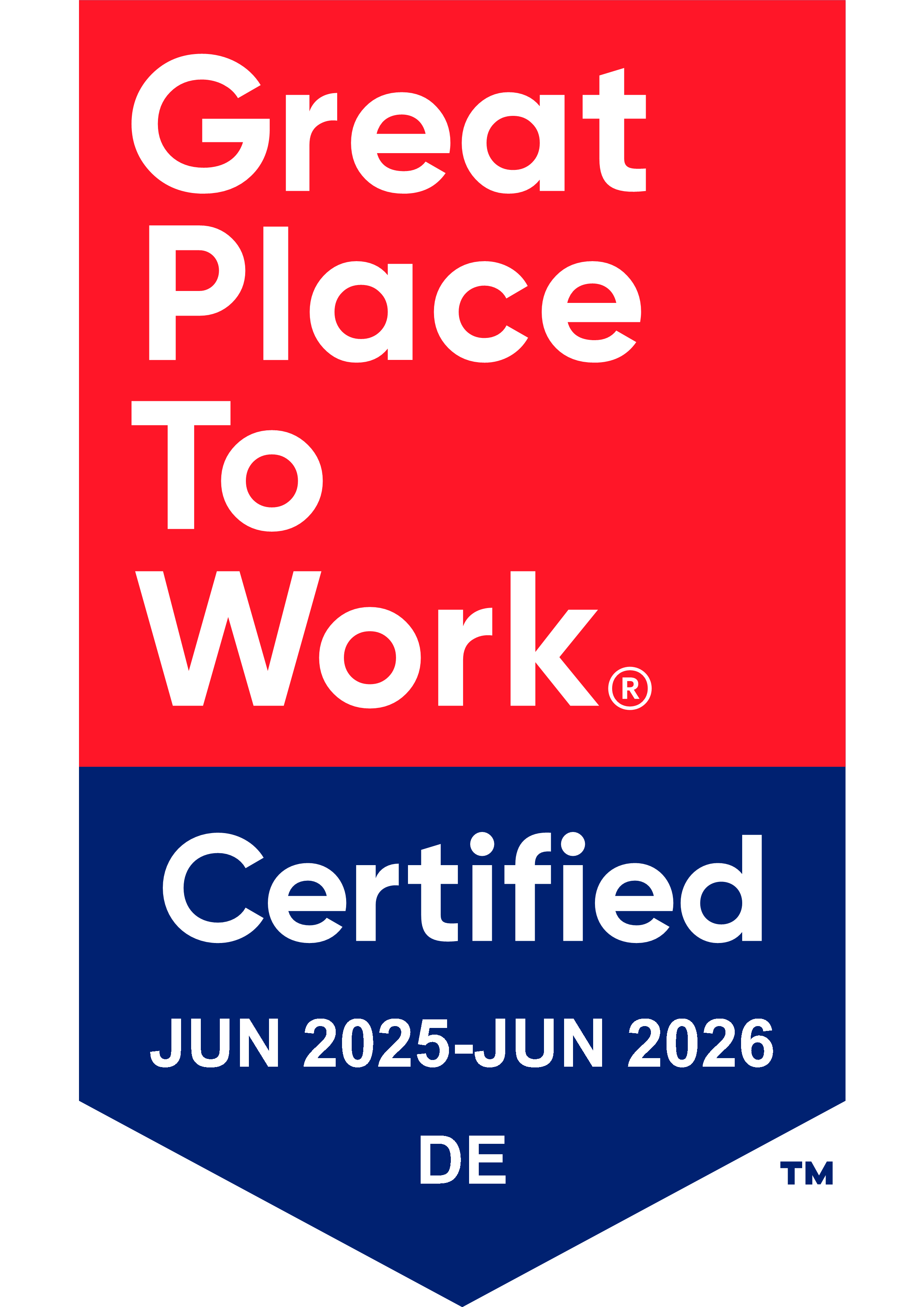 Das ist ein Zertifikat des Anbieters Great Place To Work. Es ist zweigeteilt: Im oberen fast quadratischen Teil steht in weißer Schrift auf rotem Hintergrund Great Place To Work. Darunter ist ein blaues Rechteck, das darunter ein dunkelblaues nach unten zeigendes dunkelblaues Dreieck drangesetzt hat. Darin steht in weißer Schrift Certified JUN 2025 bis JUN 2025 DE