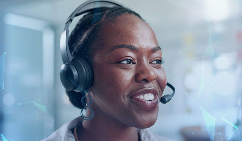 Ein Porträt von einer Frau, die in einem Büro ein Headset trägt, ähnlich wie in einem Call-Center.