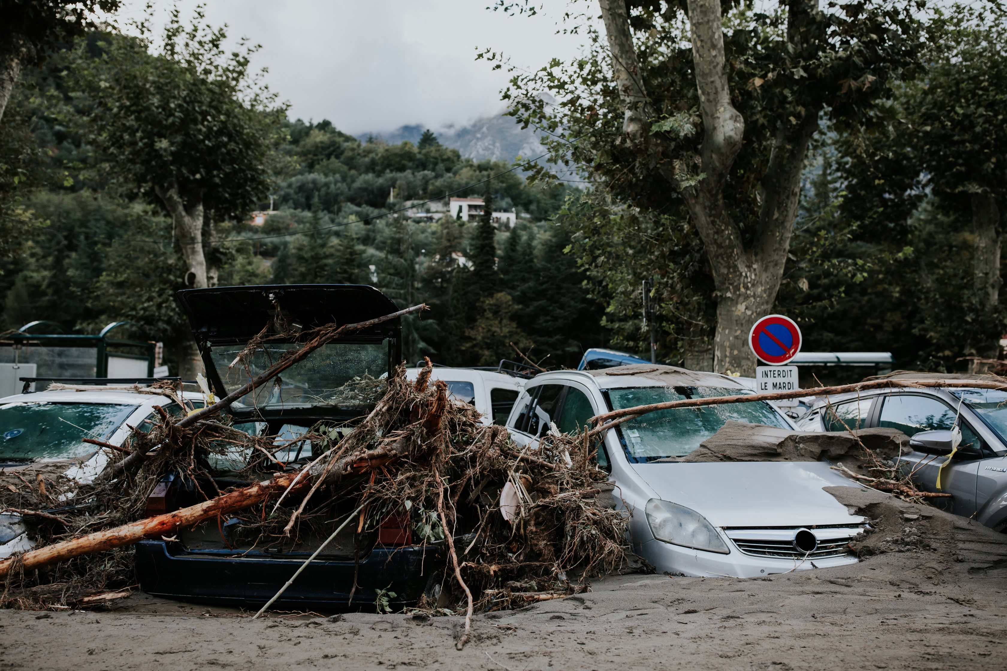 village dévasté après la tempête
