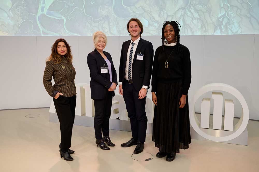  Von links: Piril Kadibesegil, Leiterin Nachhaltigkeit bei Allianz Trade; Florence Lecoutre, Vorstandsmitglied, Allianz Trade; Guglielmo Zappalà, Harvard University; Inès Essombe Edimo, Sustainability Analyst, Allianz Trade