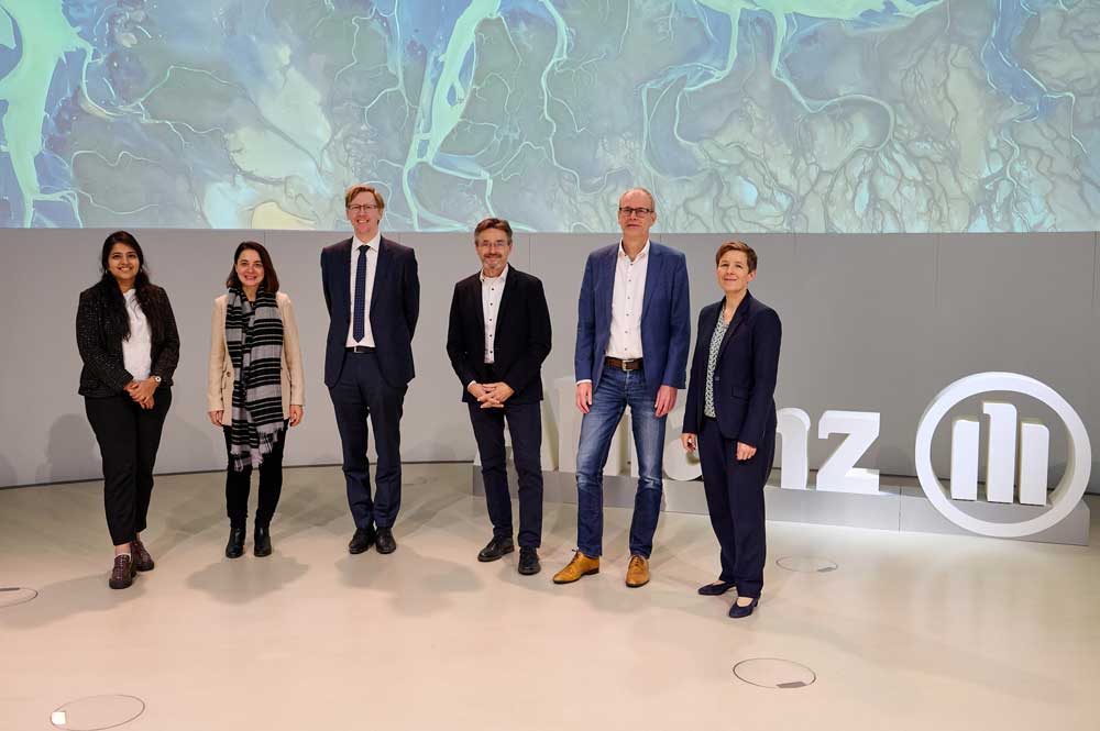 Von links: Supriya Krishnan, Gewinnerin des 2024 Allianz Climate Risk Award; Emilia Macarie, Allianz Group Sustainability Officer; Holger Tewes-Kampelmann, CEO Allianz Reinsurance; Prof. Dr. Ralf Ludwig, LMU München; Markus Stowasser, Global Head of Catastrophe Risk Management, Allianz Reinsurance; Sibylle Steimen, Managing Director Advisory & Services, Allianz Reinsurance