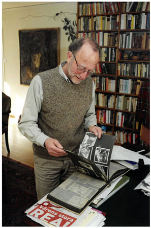 Peter Haas, der Enkel von Martin Lachmann, in seinem Arbeitszimmer (2002)