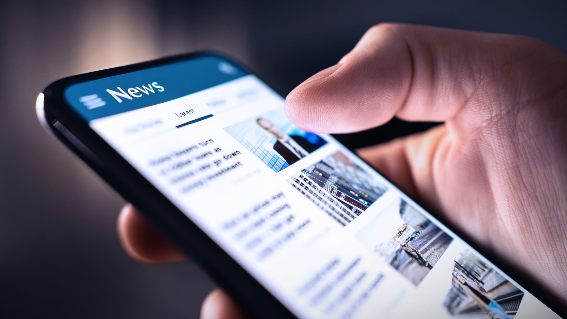 Hand hält Smartphone mit angezeigten Online-Nachrichten.