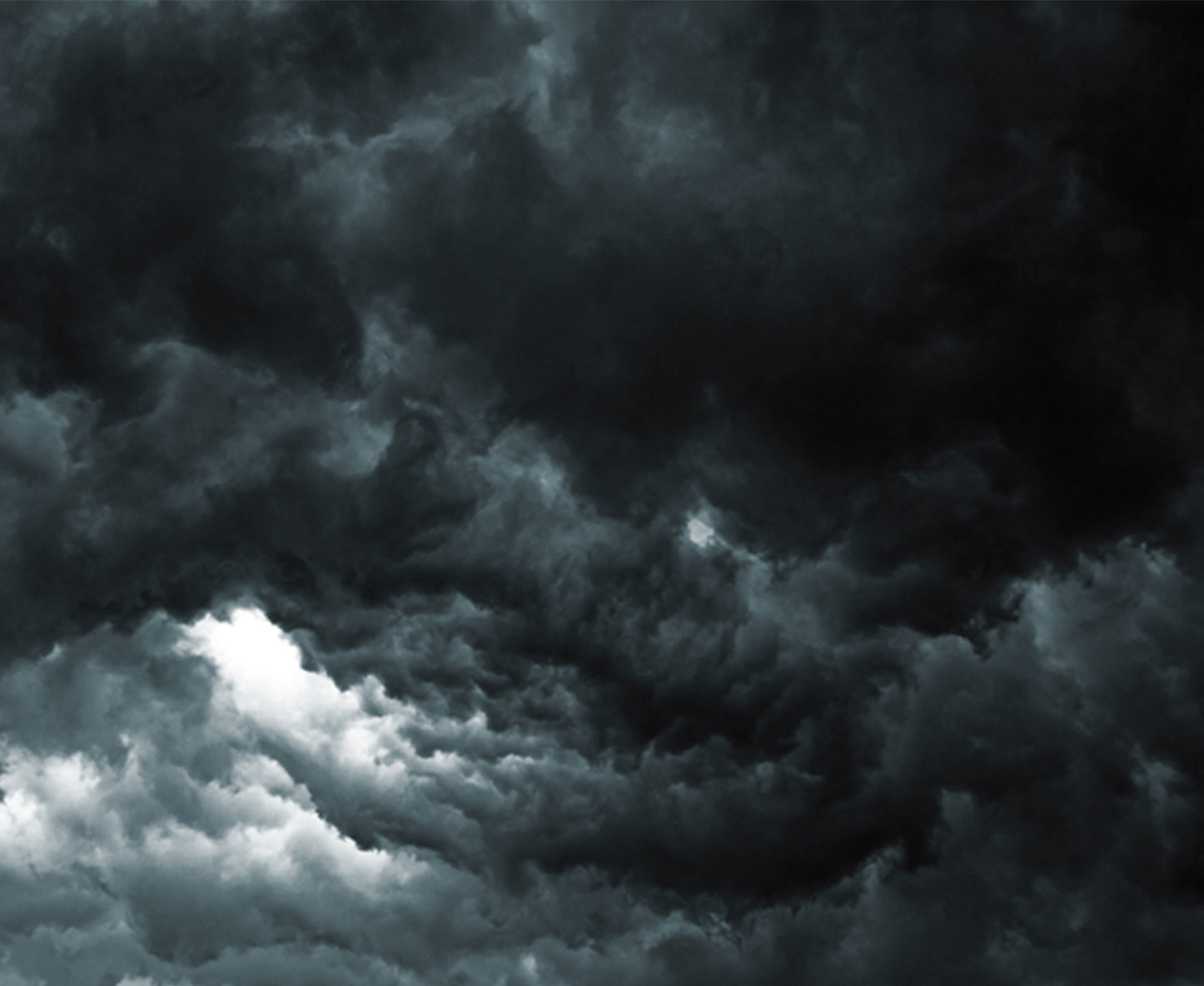 Aufziehende Sturmwolken am grau-schwarzen Himmel