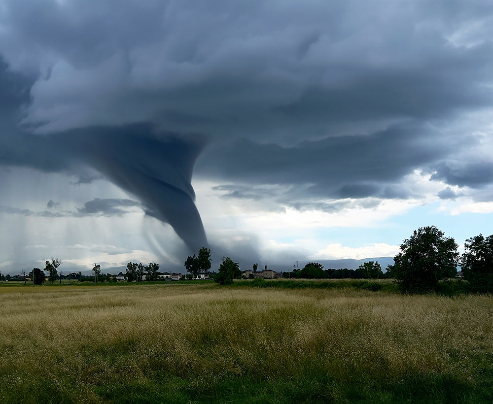 Windsturm, der sich am Horizont zu einem wirbelnden dunklen Wolkenwind bündelt