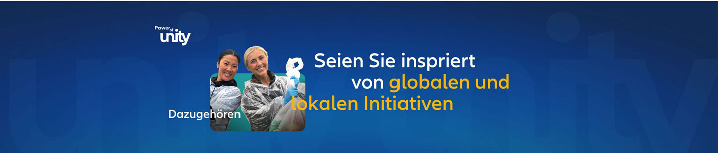 Zwei Frauen in Aktion beim Verteilen von Nahrung an Bedürftige, als Symbol für Gemeinschaft und Zugehörigkeit mit den Worten: "Seien sie inspiriert von globalen und lokalen Initiativen“