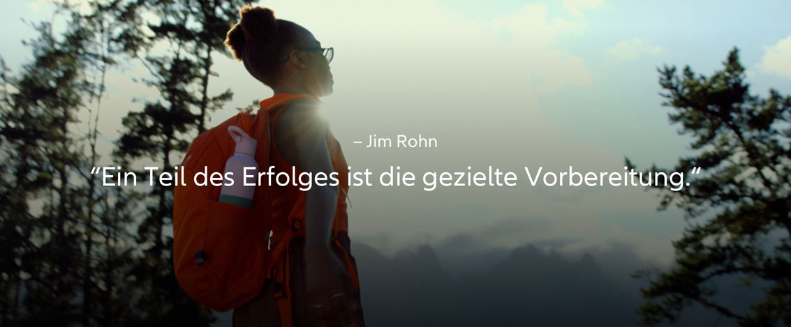 Jim Rohn – "Ein Teil des Erfolges ist die gezielete Vorbereitung." Zitat mit Frau kurz bevor sie eine Bergwanderung startet