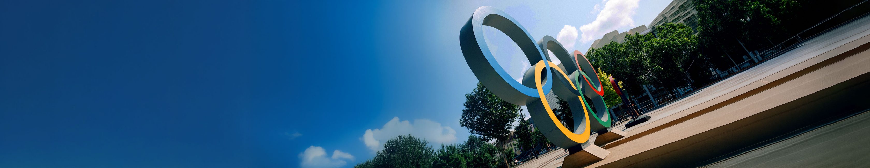 Skulptur der Olympischen Ringe im städtischen Raum, die die Olympischen und Paralympischen Bewegungen sowie deren globale Partnerschaft mit Allianz als globaler Versicherungspartner symbolisiert.