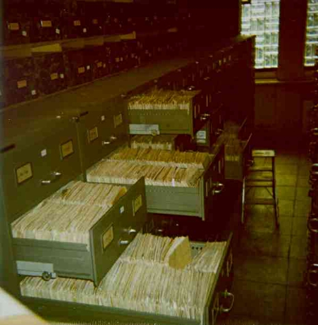 Aktenschränke mit Unterlagen zu Lebensversicherungen der Allianz Lebensversicherungs AG