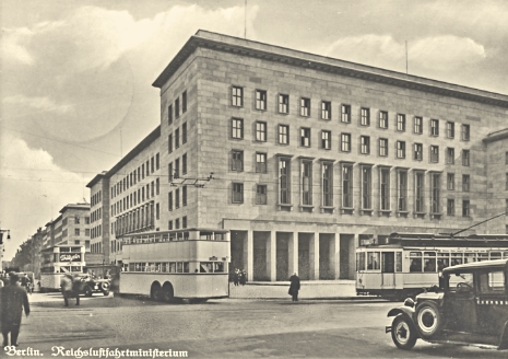 Im Reichsluftfahrtministerium in Berlin fand am 12. November die Sitzung zur Pogromnacht unter Leitung von Hermann Göring statt (Schöning Verlag, Lübeck)