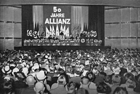 Uniformen und Fahnen verweisen auf die Politisierung des Arbeitsalltags in Unternehmen