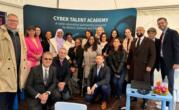 Initiators of the cyber talent academy: Linet, Mariama, and Summaiyya with Germany’s First Lady Elke Büdenbender and Michelle Schmitz from Allianz.
