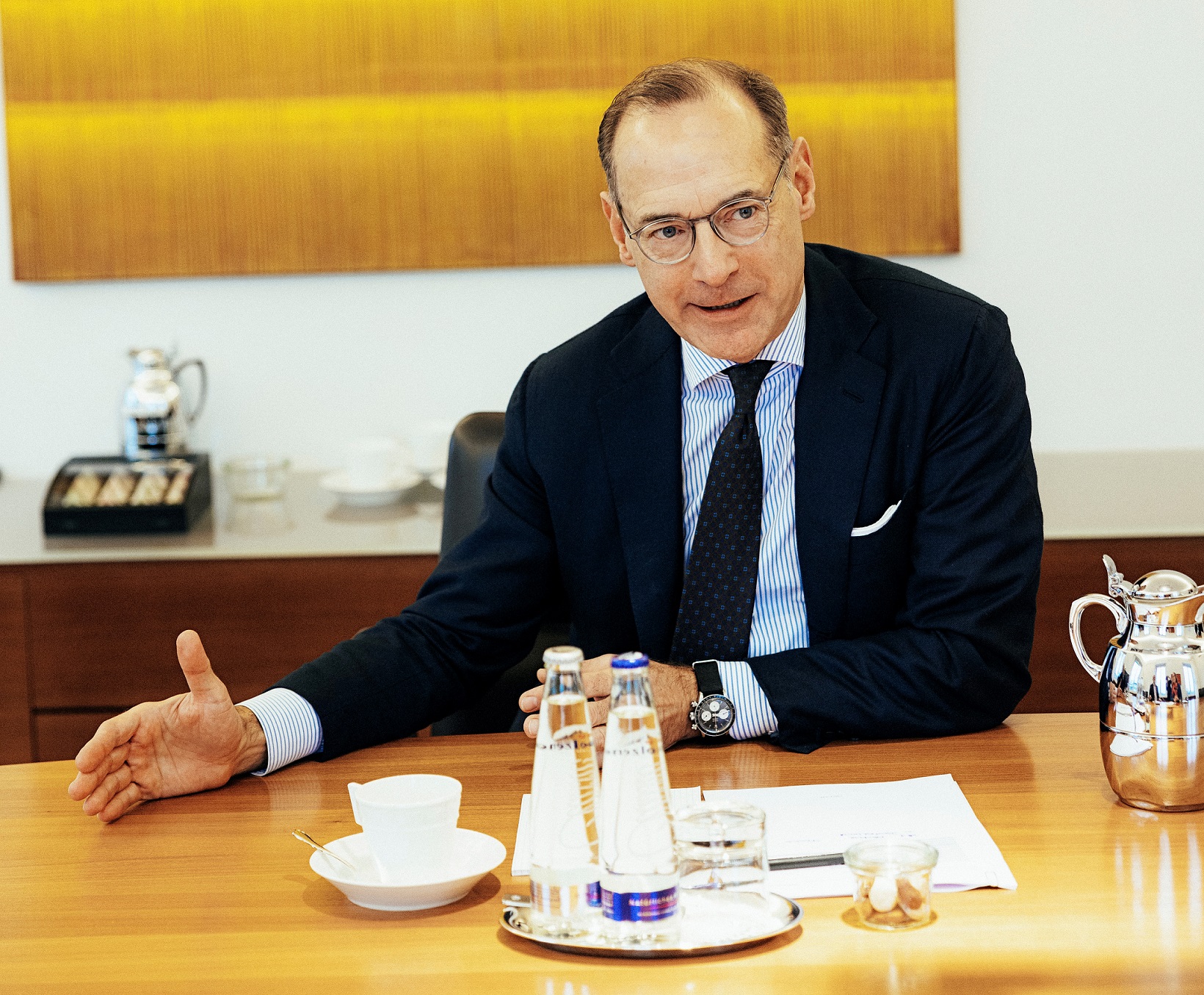 Oliver Baete engaging in a conversation