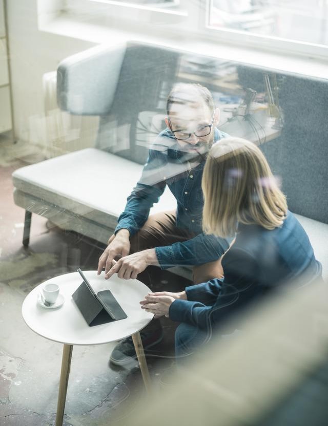 man and woman sitting down to discuss trade credit insurance