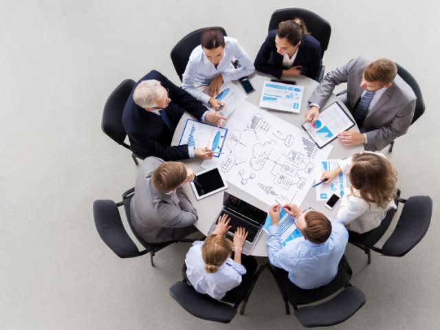èquipe commerciale avec plan de réunion et discussion de problème au bureau