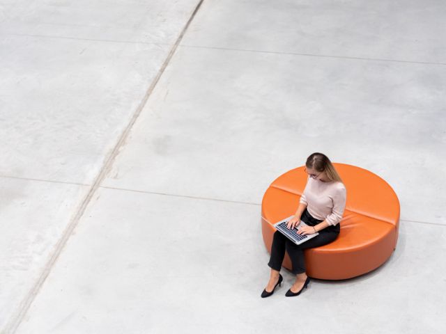 Femme d'affaires professionnelle qui travaille sur son ordinateur portable