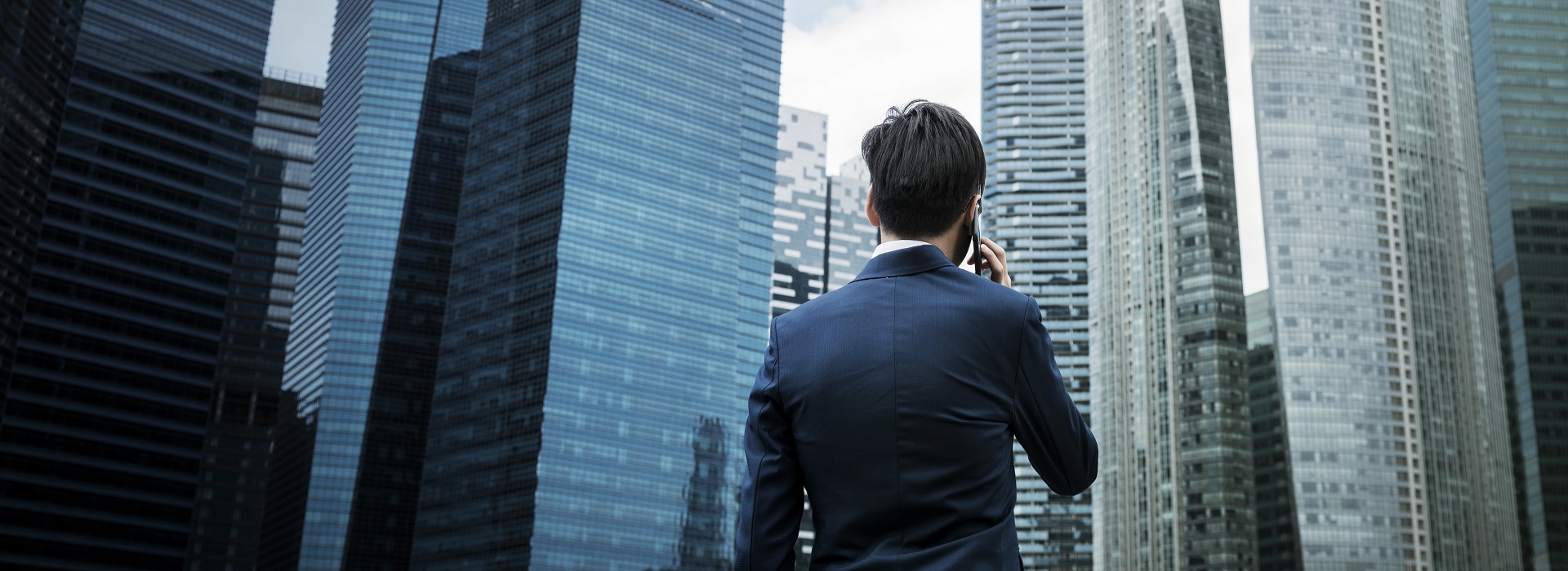 Un imprenditore parla al telefono nel distretto finanziario della città