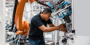 Worker fixing a roboter