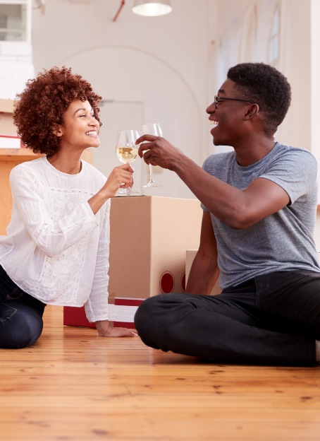 Imagen de una pareja haciendo brindis en su salón