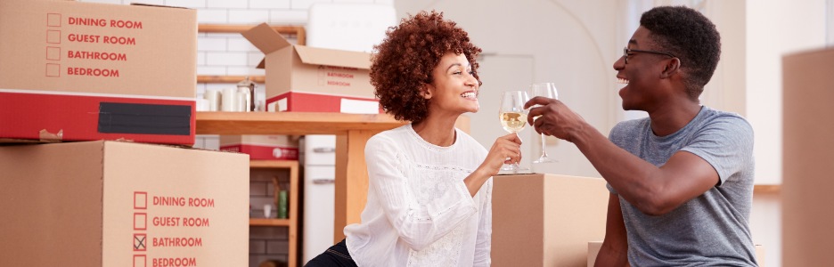 Imagen de una pareja haciendo brindis en su salón