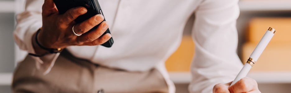 Imagen de startup PYME emprendedora de pequeñas empresas de una mujer asiática independiente que usa delantal usando una computadora portátil y una caja para recibir y revisar pedidos en línea para prepararse para empacar y vender a clientes en línea ideas de negocios para PYME