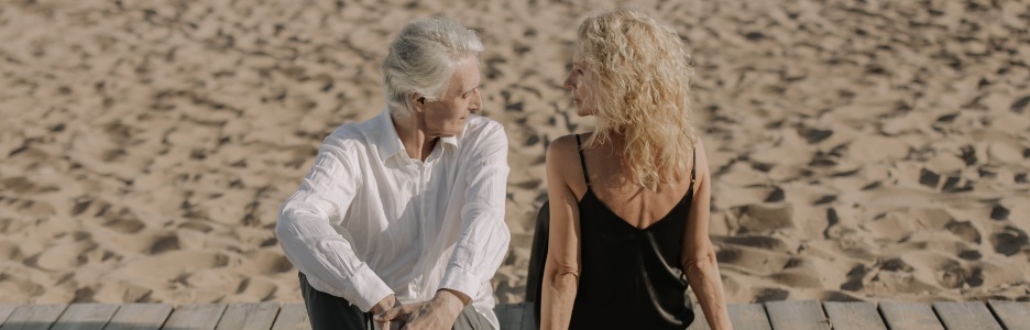 Imagen de dos personas en la playa