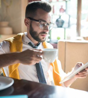 Imagen de un hombre tomando café
