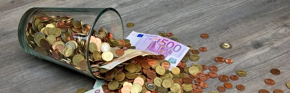 Imagen de monedas y billetes