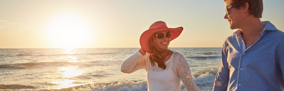 Imagen de nada dice romance como un paseo al atardecer en la playa, una pareja feliz caminando por la playa