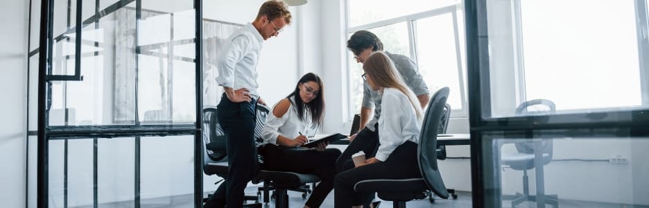Imagen de un grupo de empleados en una reunión de trabajo