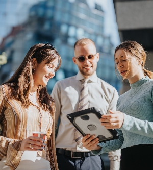 Imagen de un equipo corporativo que analiza las tendencias del mercado y la planificación estratégica en un entorno urbano mientras colabora con socios comerciales