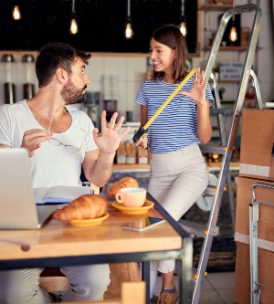 Imagen de feliz propietario de dos pequeñas empresas listo para abrir su café