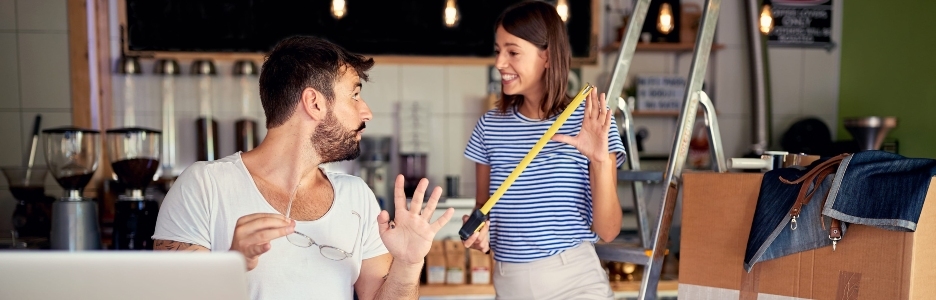Imagen de feliz propietario de dos pequeñas empresas listo para abrir su café
