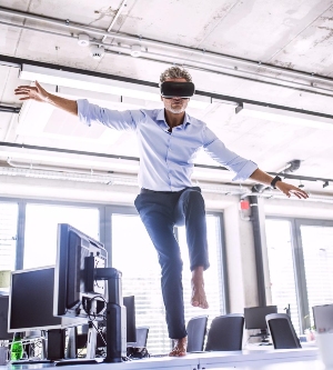 Imagen de un hombre en la oficina con gafas de inteligencia artificial