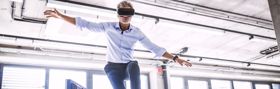Imagen de un hombre en la oficina con gafas de inteligencia artificial