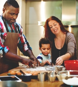 Imagen de una familia diversa cocinando juntos