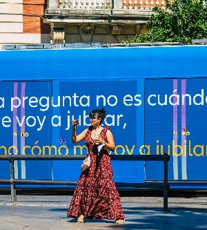 Imagen de Sevilla España 18 de septiembre de 2021 Tranvía eléctrico moderno para pasajeros que recorren las calles de Sevilla durante el brote de coronavirus que azota a España, es obligatorio llevar máscara