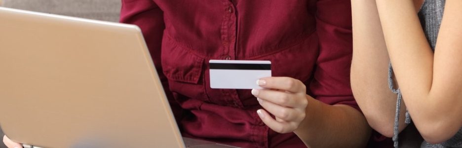 Imagen de dos mujeres haciendo una compra online con su ordenador portátil