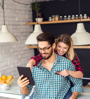 Imagen de una pareja haciendo una compra por internet