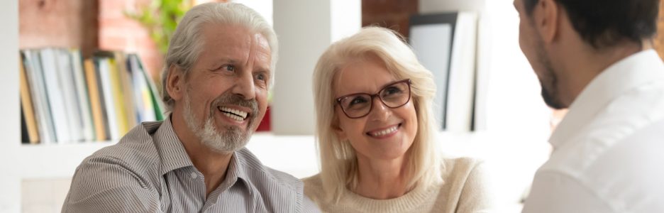 Imagen de una pareja cerrando un acuerdo con un gestor