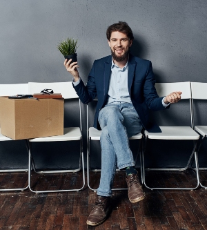 Imagen de un empleado con una planta en su mano