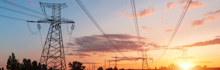 Imagen de cableado eléctrico al atardecer