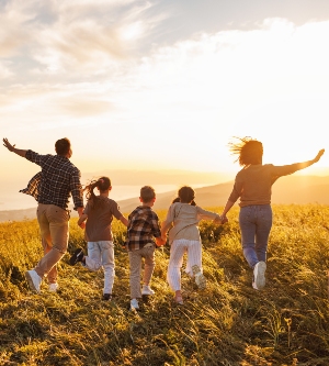 Imagen de una familia corriendo por el campo