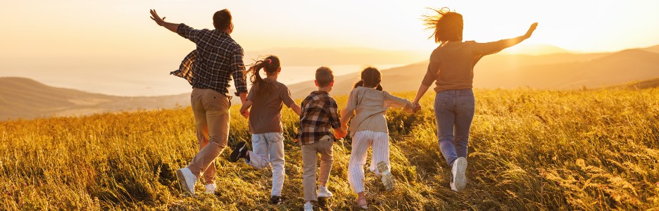 Imagen de una familia corriendo por el campo